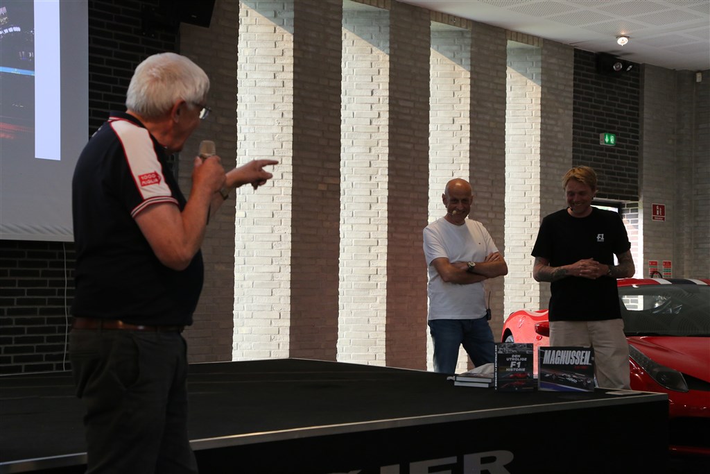 Jørgen Strøjer indledte med en lille regning til Felix Schmidt
(Foto: Motorsporten.dk)